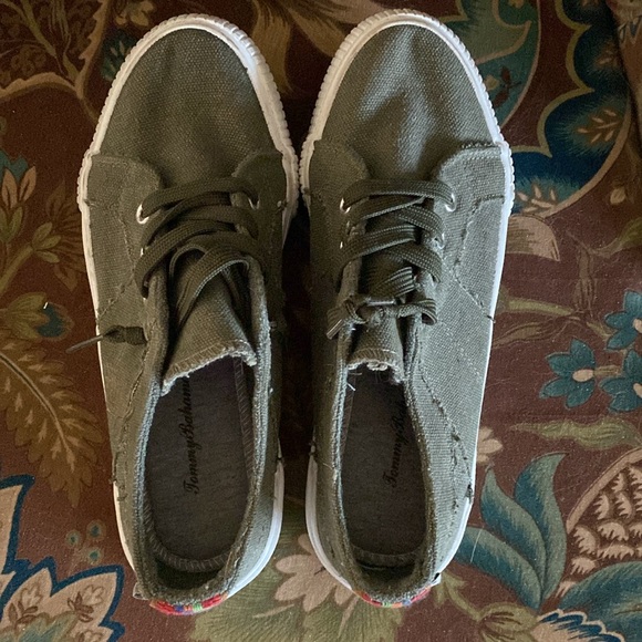 Tommy Bahama Distressed Sneakers - Picture 7 of 16